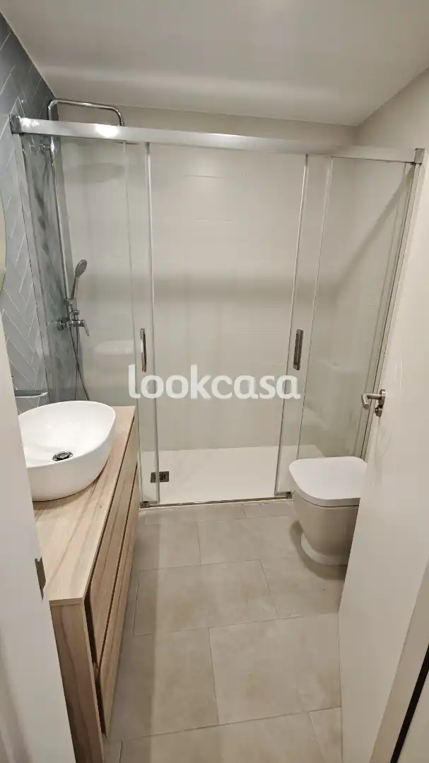 Baño de Piso en venta en Poio con Calefacción, Parquet y Horno