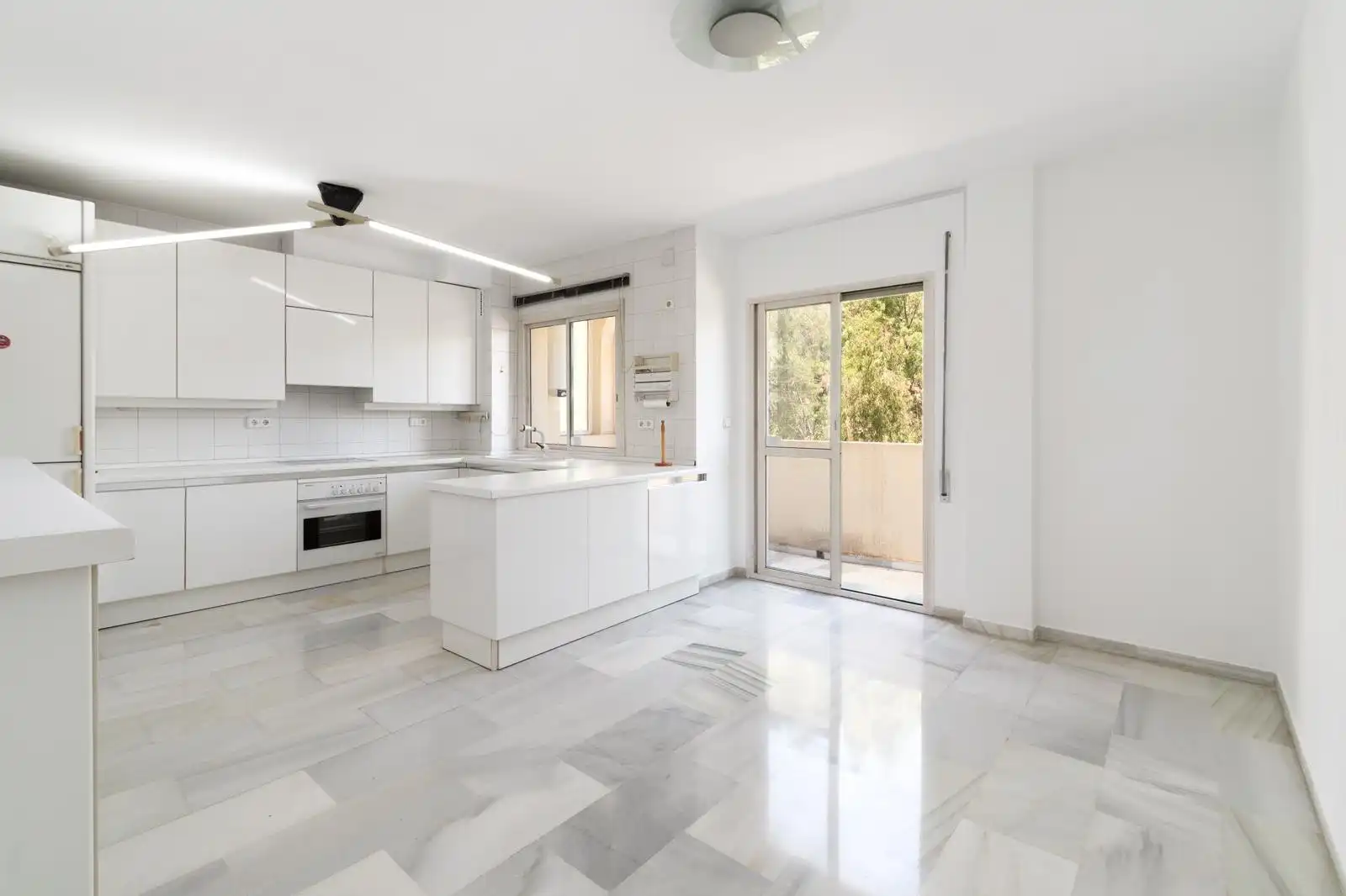 Küche von Dachboden zum Verkauf in Marbella mit Klimaanlage, Terrasse und Möbliert