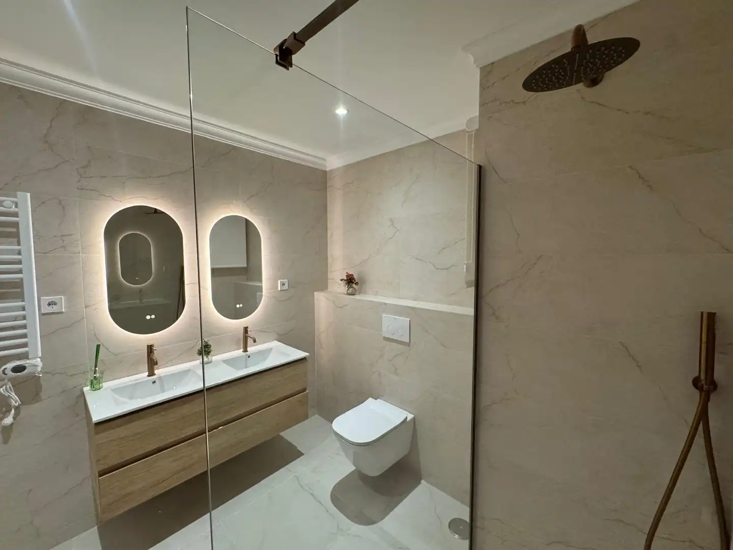 Badezimmer von Wohnung zur Miete in Madrid mit Klimaanlage, Heizung und Terrasse