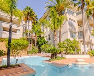 Vista exterior de Àtic de lloguer en Marbella amb Aire condicionat, Terrassa i Piscina