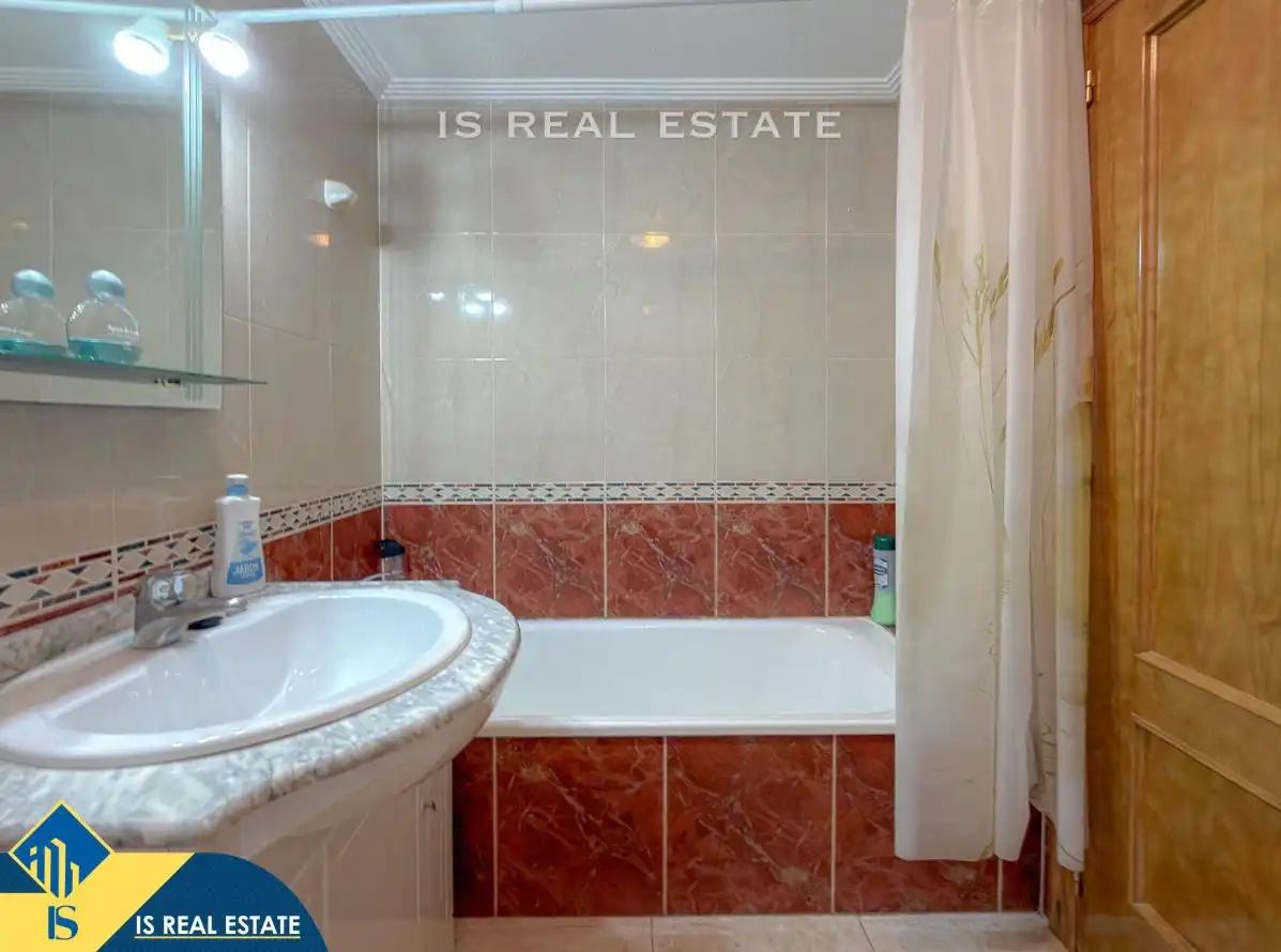 Baño de Apartamento en venta en Torrevieja con Aire acondicionado, Calefacción y Terraza
