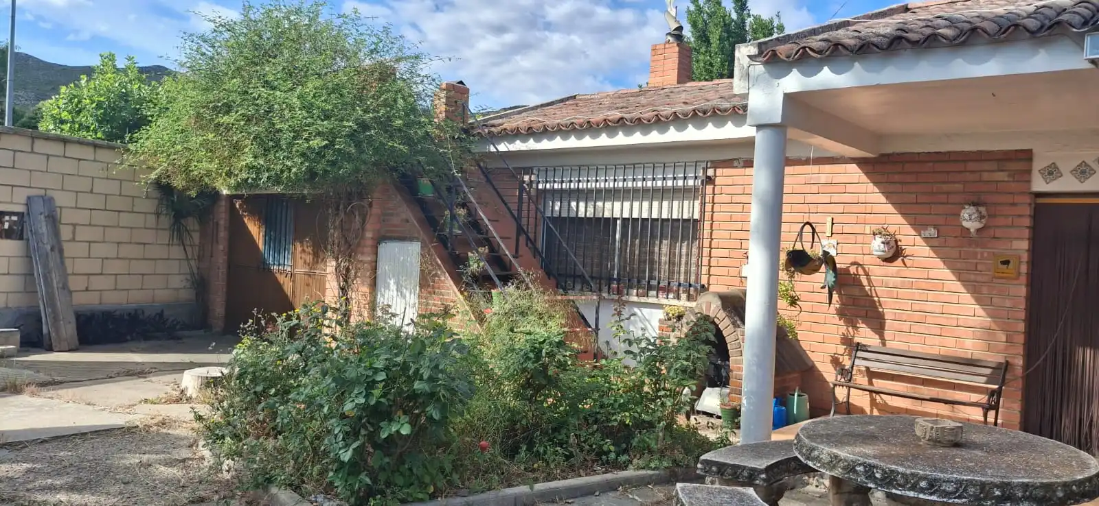 Vista exterior de Casa o xalet en venda en Cadrete amb Calefacció, Jardí privat i Terrassa