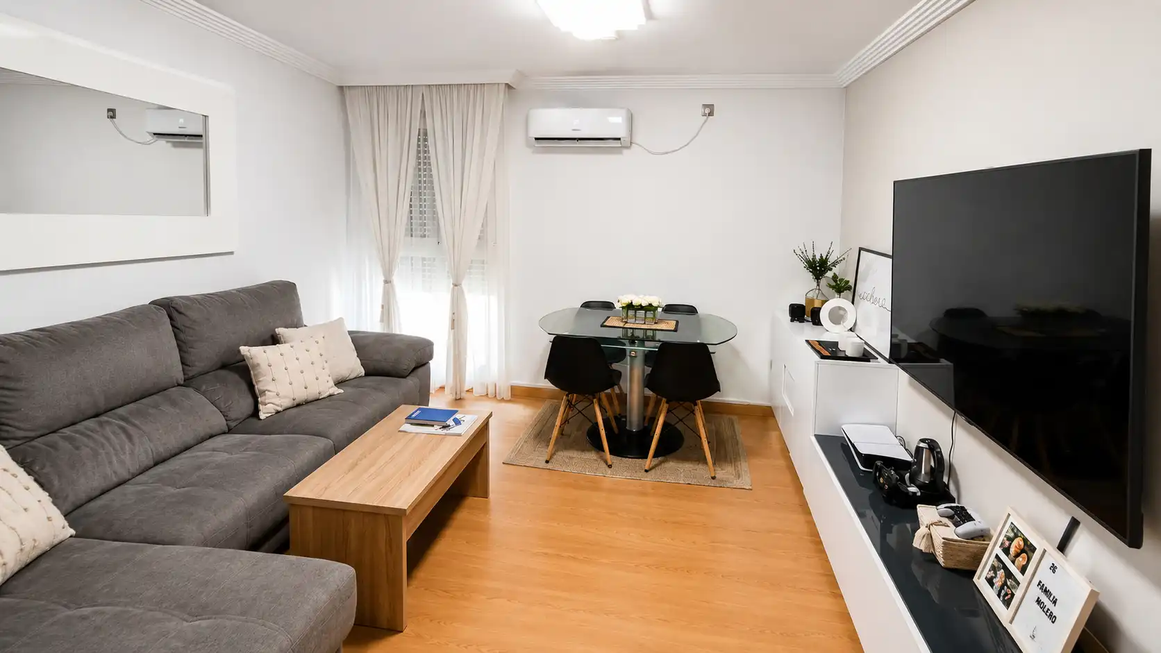 Living room of Flat for sale in Sevilla  with Air Conditioner and Furnished