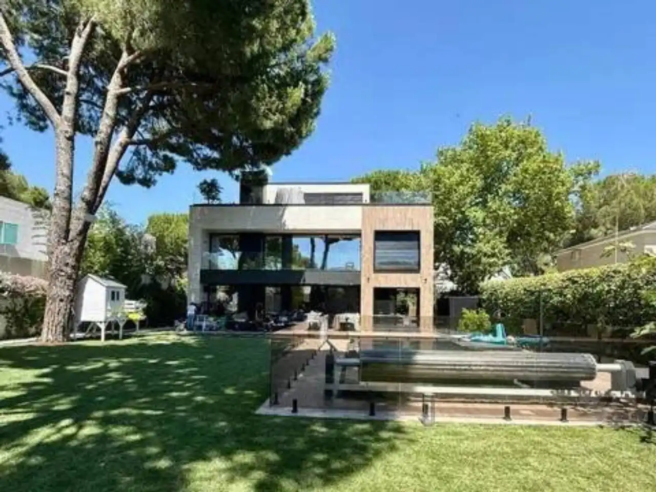 Vista exterior de Casa o xalet de lloguer en Pozuelo de Alarcón amb Aire condicionat, Calefacció i Jardí privat