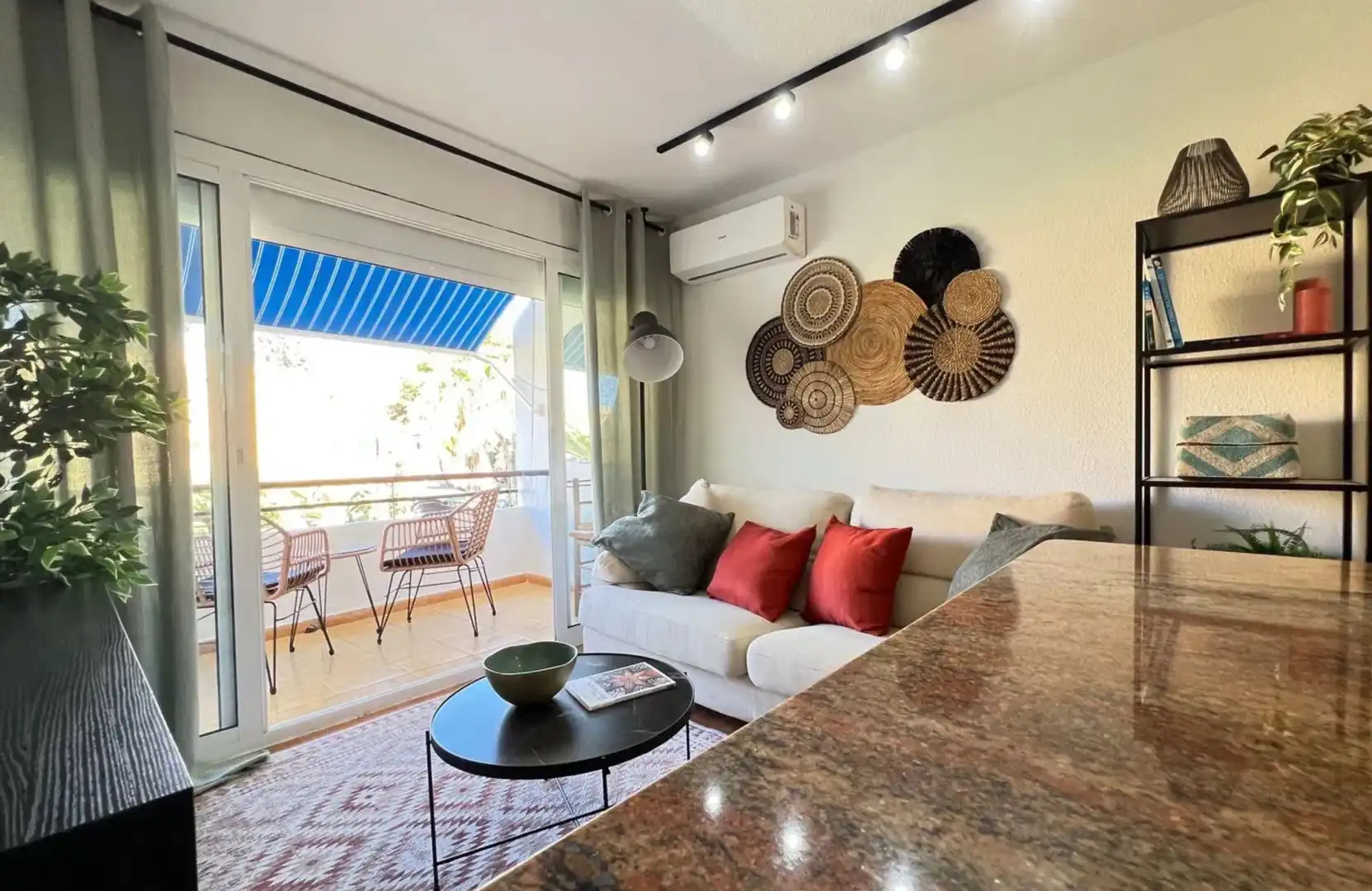 Sala d'estar de Apartament de lloguer en Estepona amb Aire condicionat, Terrassa i Moblat