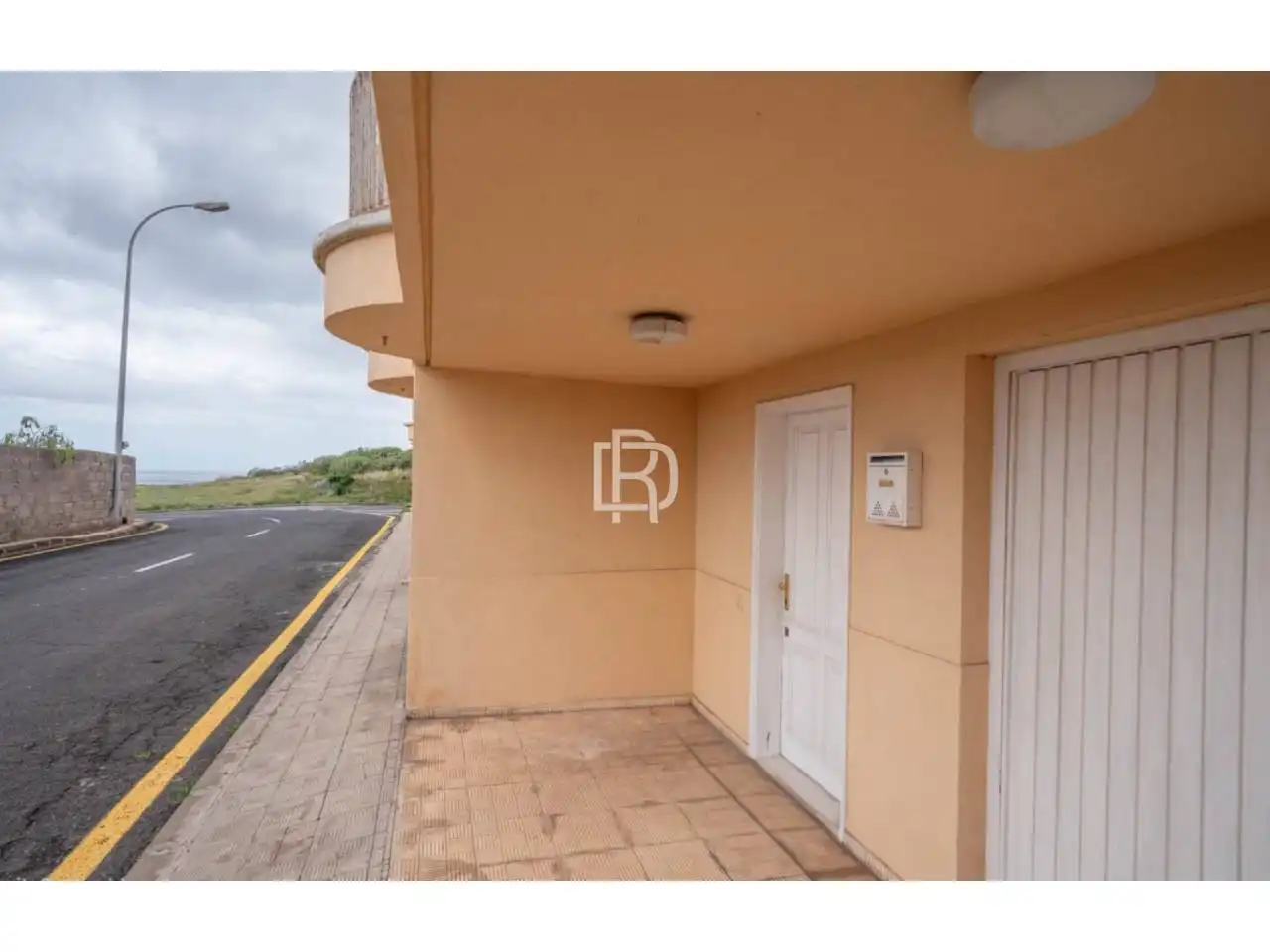 Parkplatz von Einfamilien-Reihenhaus zum Verkauf in Santa Cruz de Tenerife mit Klimaanlage, Terrasse und Möbliert