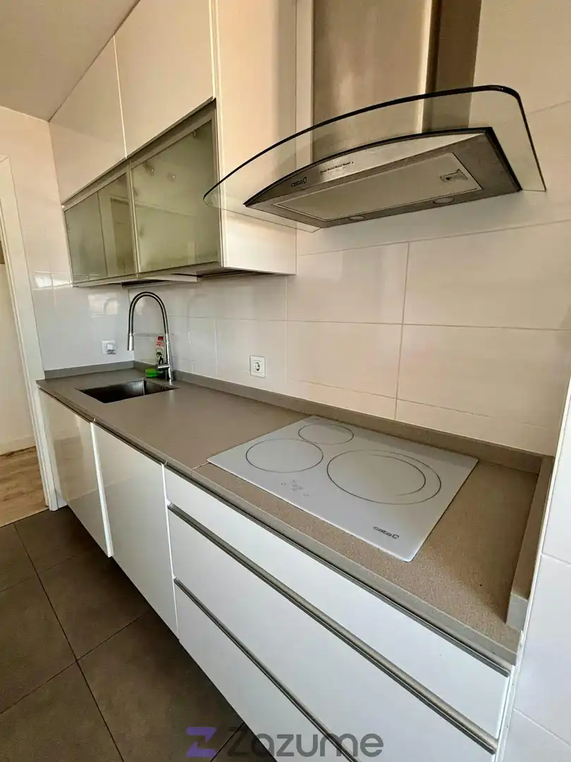 Cuina de Pis de lloguer en Madrid amb Aire condicionat, Calefacció i Terrassa
