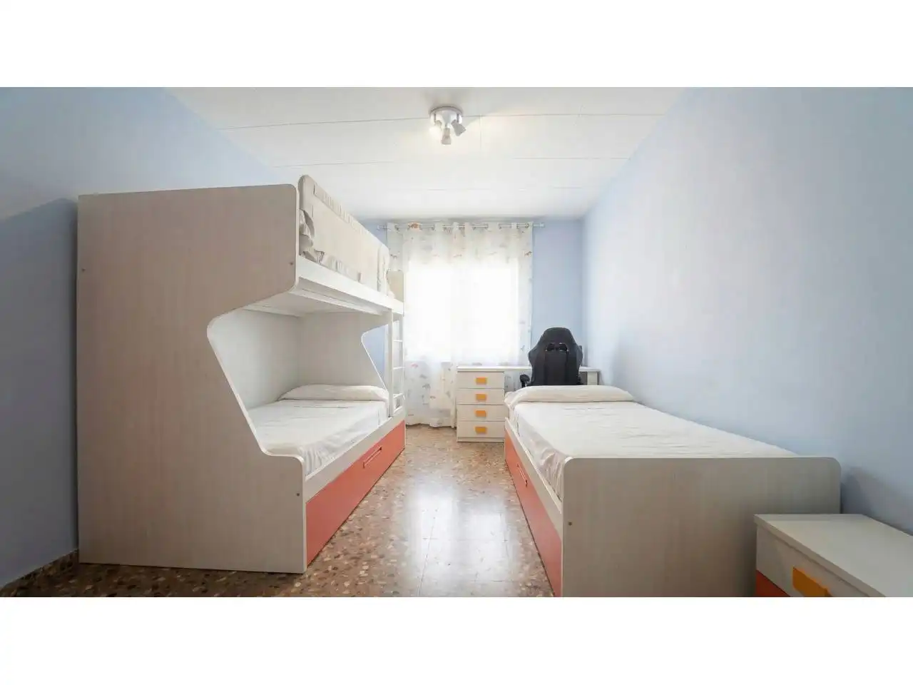 Habitación de Casa adosada en venta en Ripollet con Aire acondicionado, Calefacción y Jardín privado