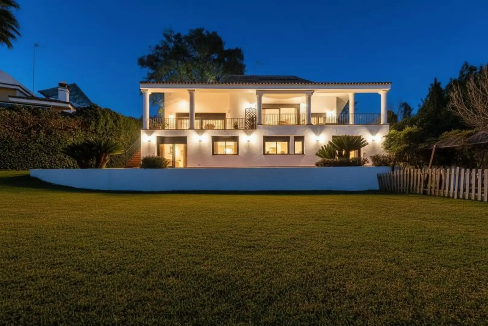 Vista exterior de Casa o xalet en venda en Mairena del Aljarafe amb Aire condicionat, Calefacció i Jardí privat
