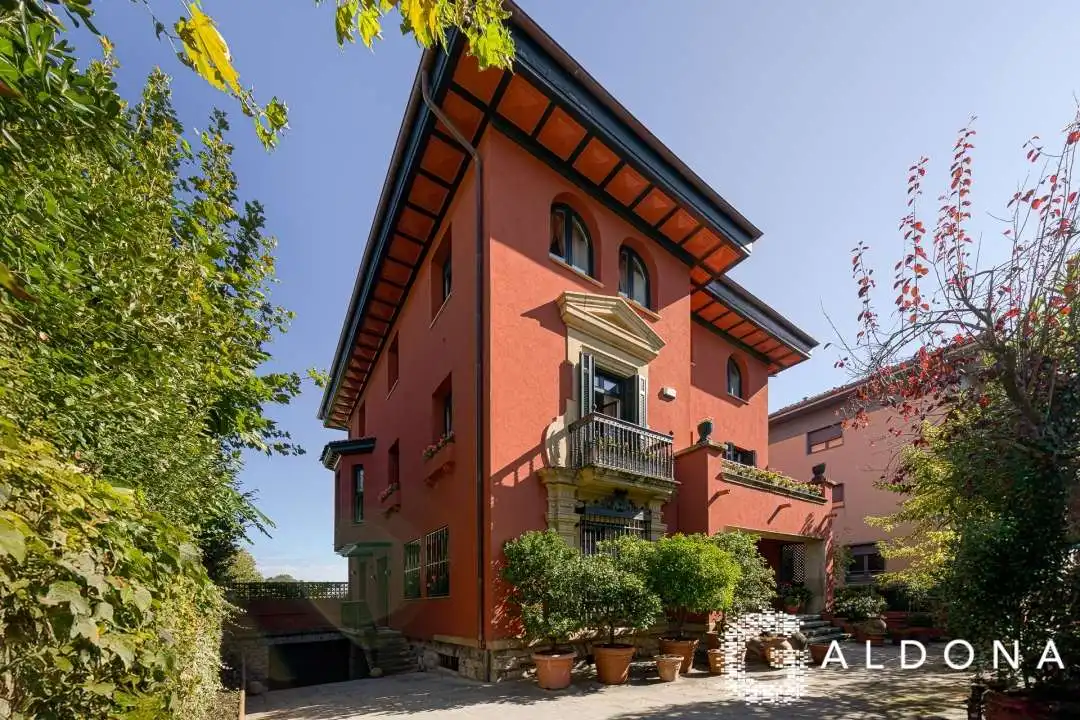 Vista exterior de Casa o xalet en venda en Donostia - San Sebastián  amb Calefacció, Jardí privat i Terrassa