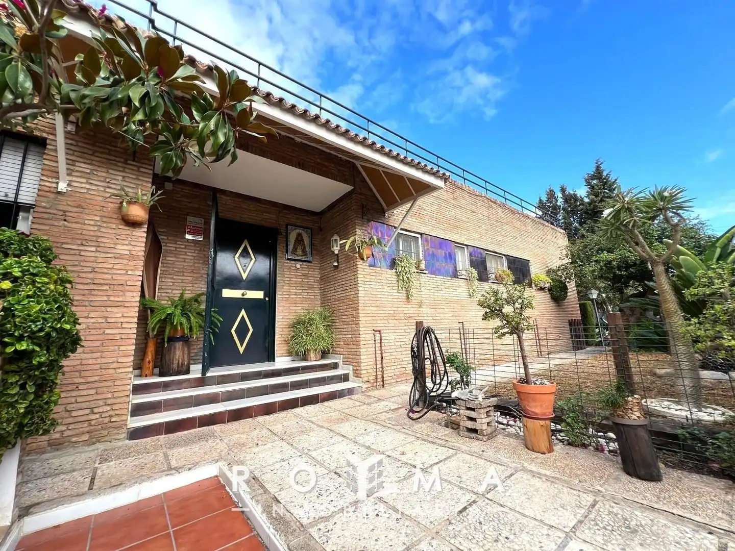 Vista exterior de Casa o xalet en venda en Alcalá de Guadaira amb Aire condicionat, Jardí privat i Terrassa