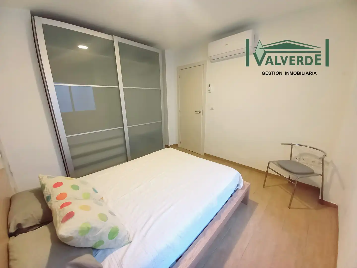 Dormitori de Apartament de lloguer en Granada amb Aire condicionat, Calefacció i Moblat