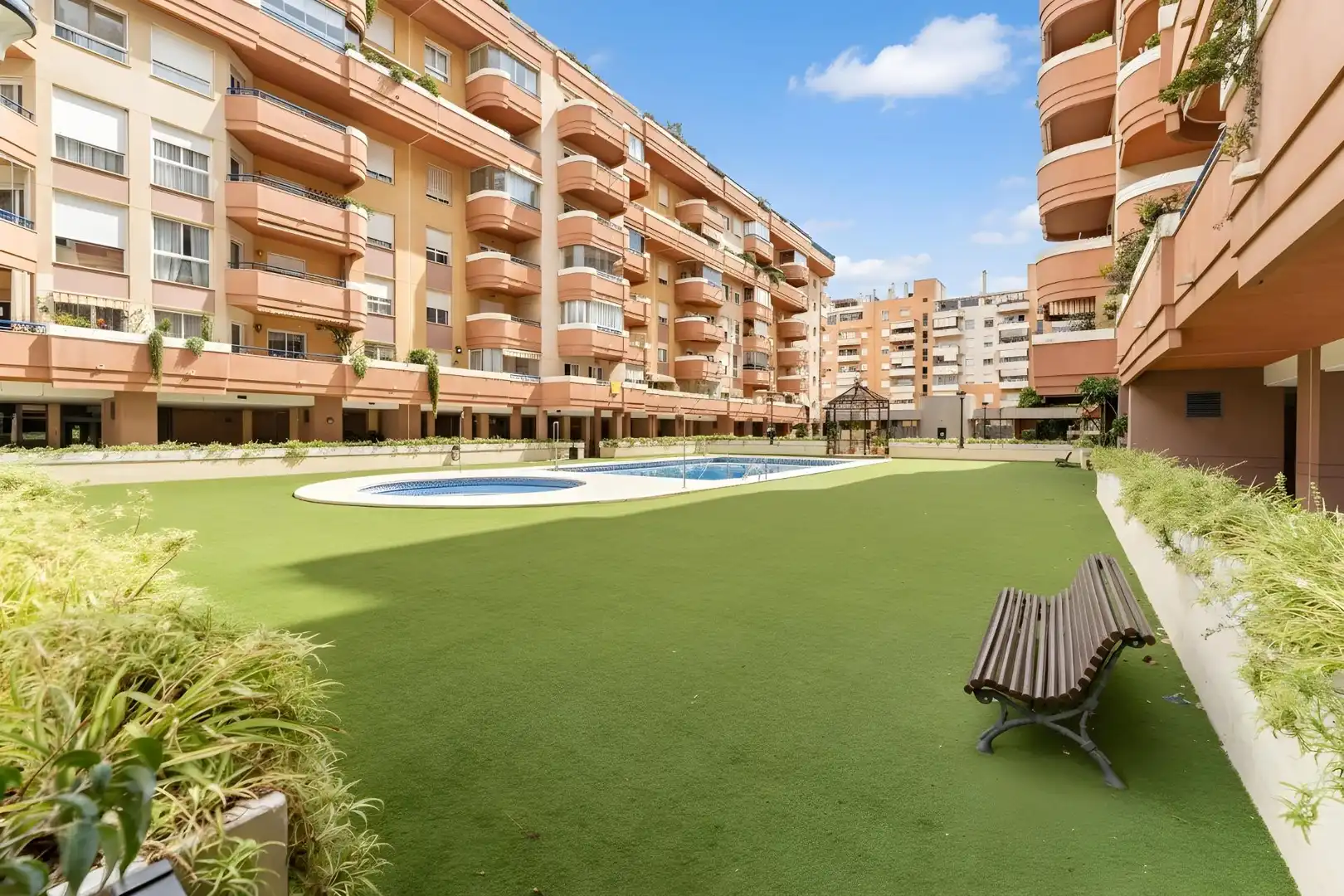 Vista exterior de Apartament en venda en Málaga amb Aire condicionat, Traster i Piscina comunitària