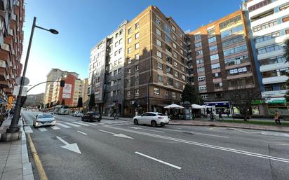 Vista exterior de Pis en venda en Oviedo 