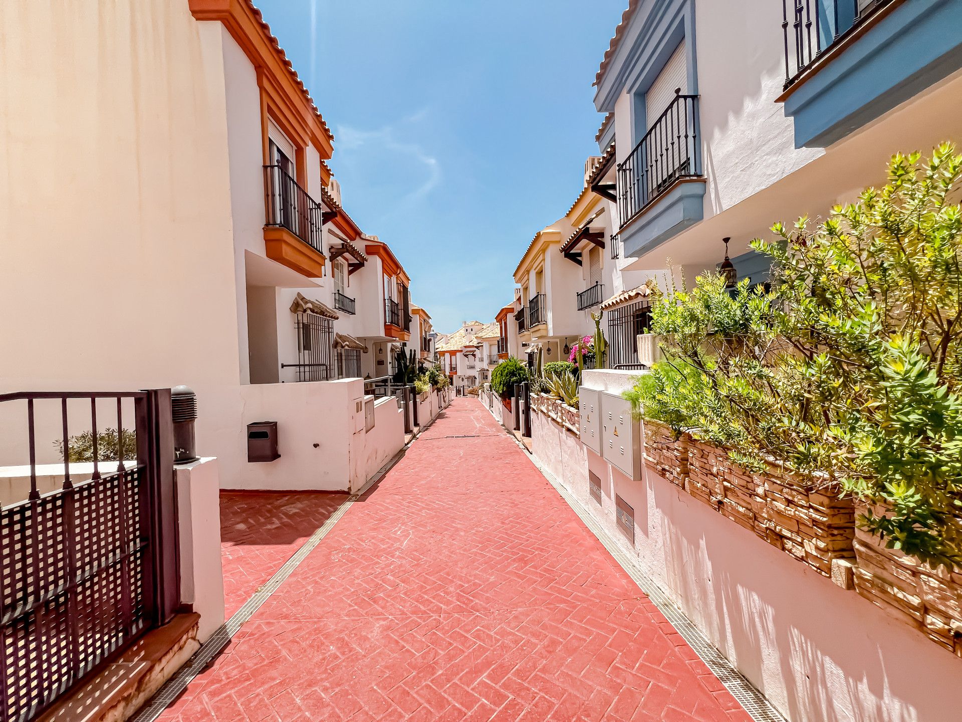 Vista exterior de Casa o xalet en venda en Marbella amb Aire condicionat, Terrassa i Piscina