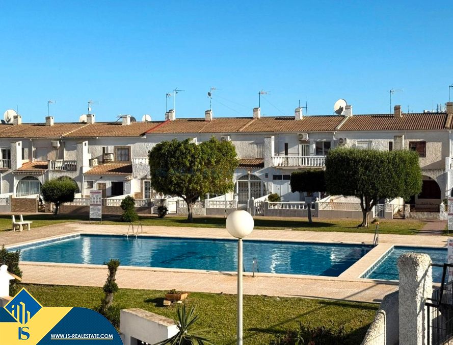 Vista exterior de Casa o xalet en venda en Torrevieja amb Terrassa, Moblat i Piscina comunitària