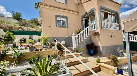 Preciosa villa reformada de 3 dormitoriosEsta elegante propiedad, completamente reformada, cuenta con 3 dormitorios y 2 bantildeos, imatge 2