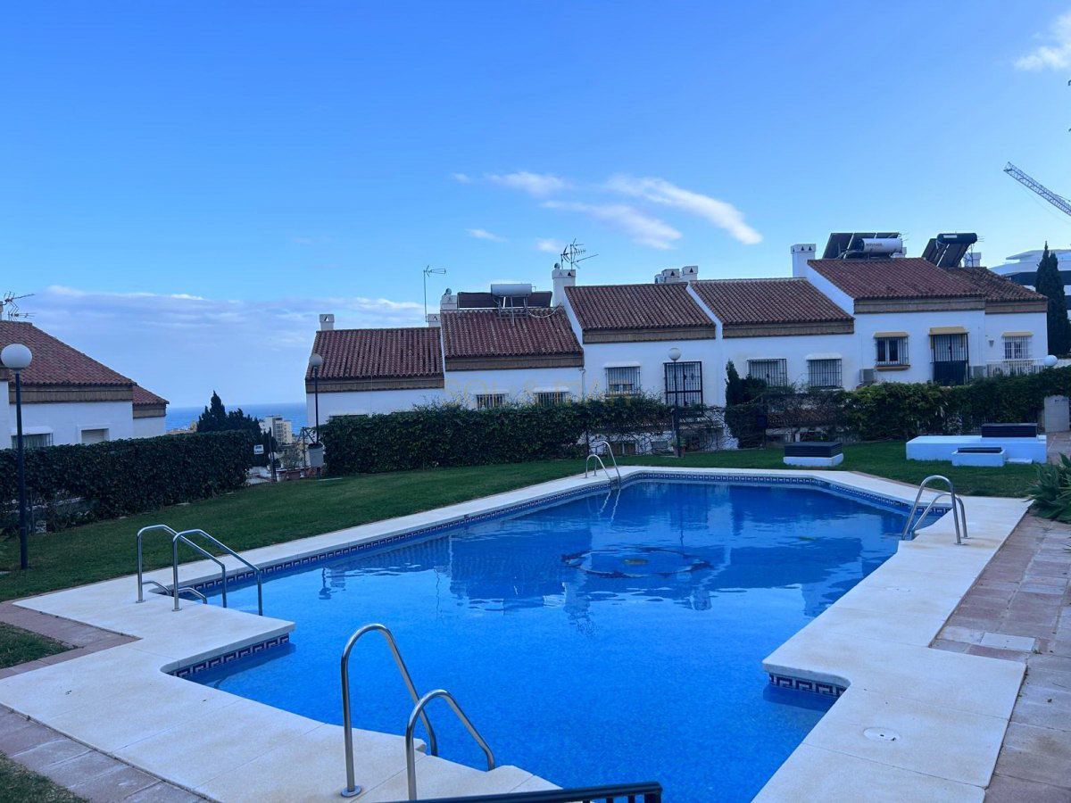 Piscina de Casa adosada en venda en Torremolinos amb Aire condicionat, Calefacció i Terrassa