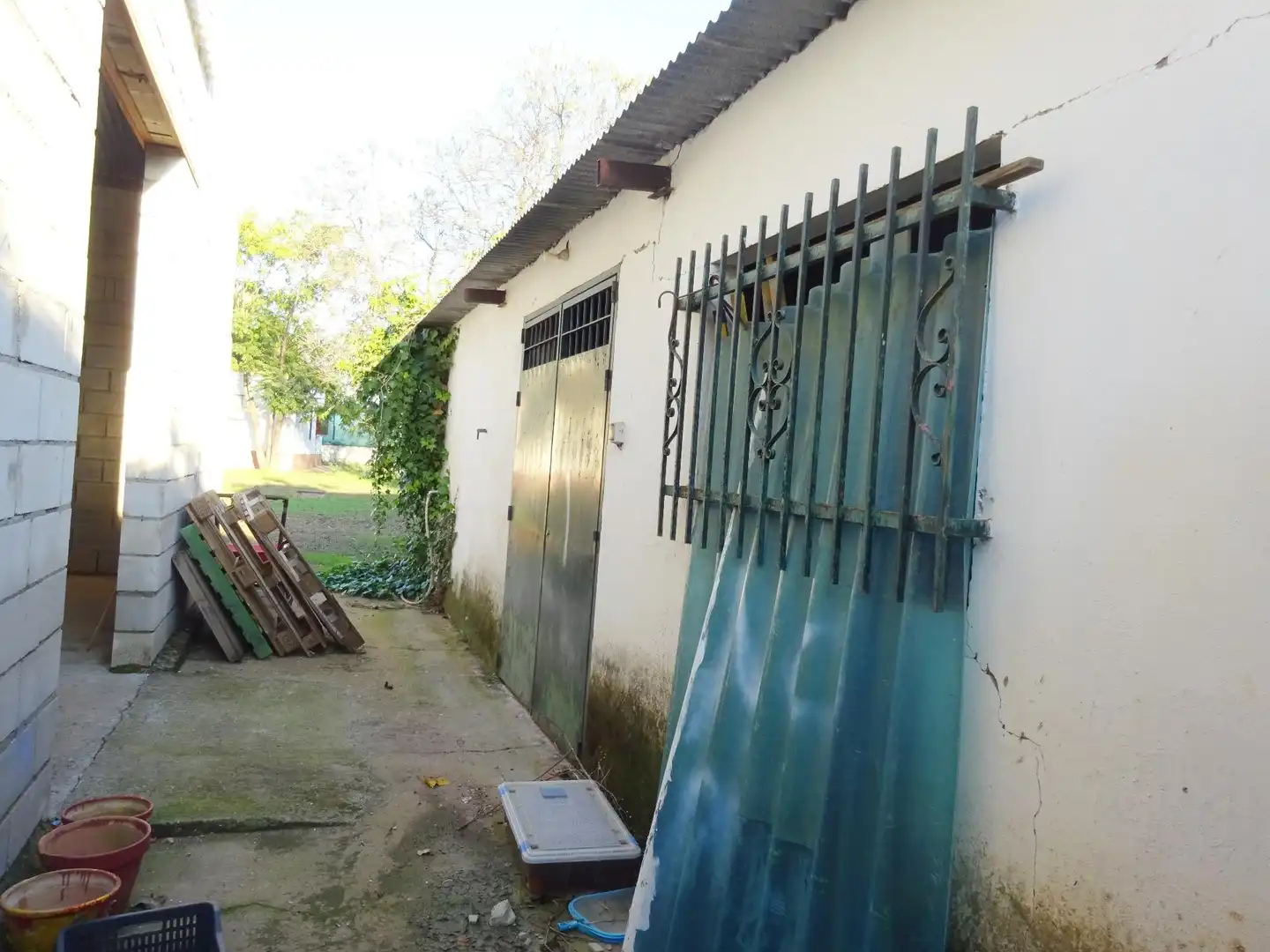 Exterior view of Houses for sale in Sanlúcar la Mayor  with Air Conditioner, Private garden and Storage room