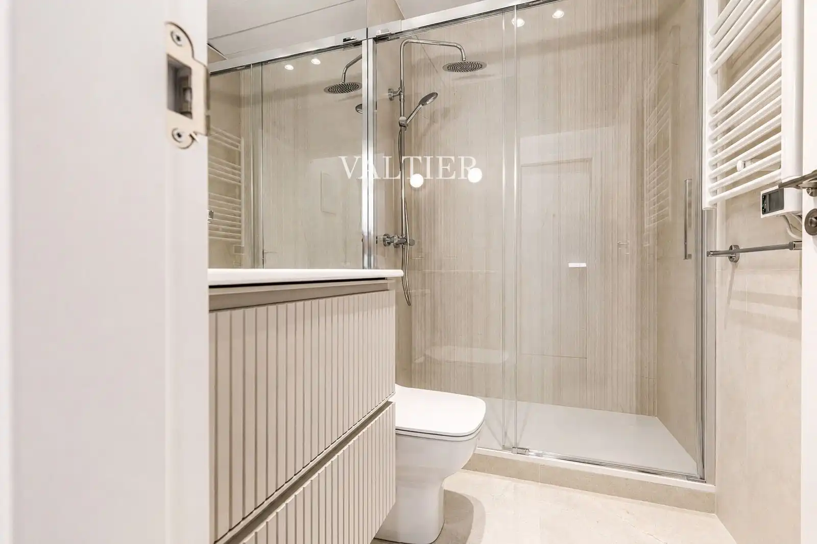 Bathroom of Flat for rent in Madrid  with Air Conditioner, Heating and Furnished