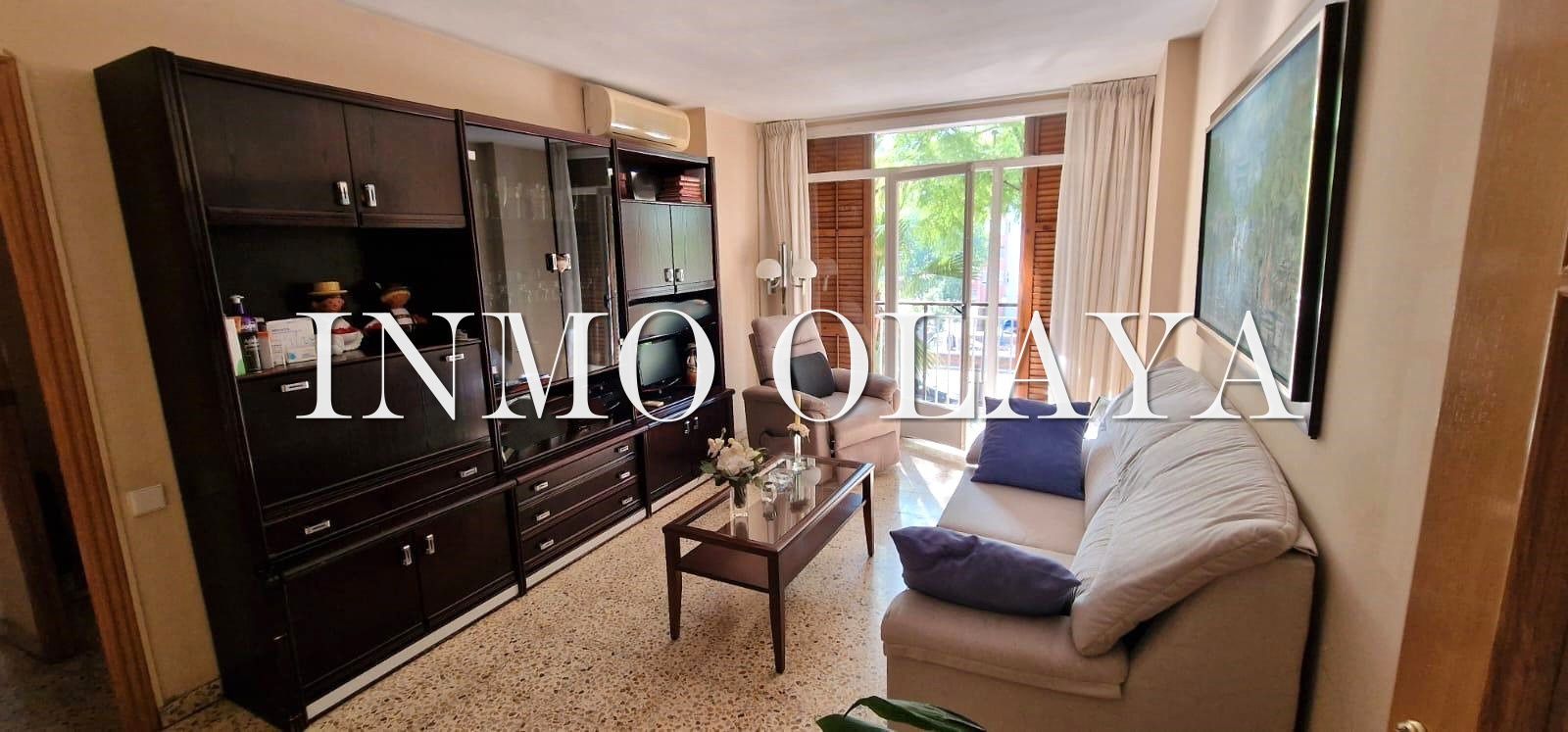 Exterior view of Flat for sale in  Barcelona Capital  with Furnished