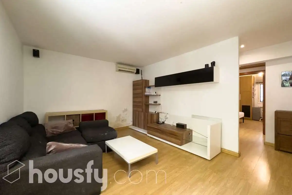 Wohnzimmer von Erdgeschoss zum Verkauf in Barcelona mit Klimaanlage, Heizung und Privatgarten