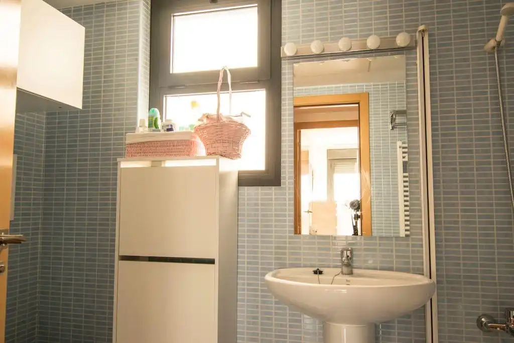 Baño de Ático de alquiler en La Pobla de Vallbona con Aire acondicionado, Calefacción y Jardín privado