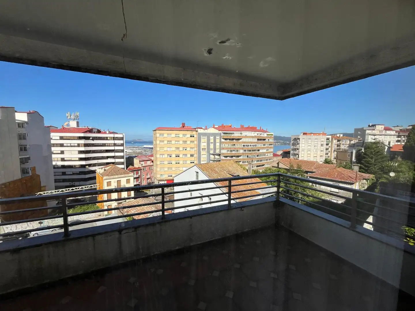 Dormitori de Casa o xalet en venda en Vigo  amb Calefacció, Jardí privat i Parquet