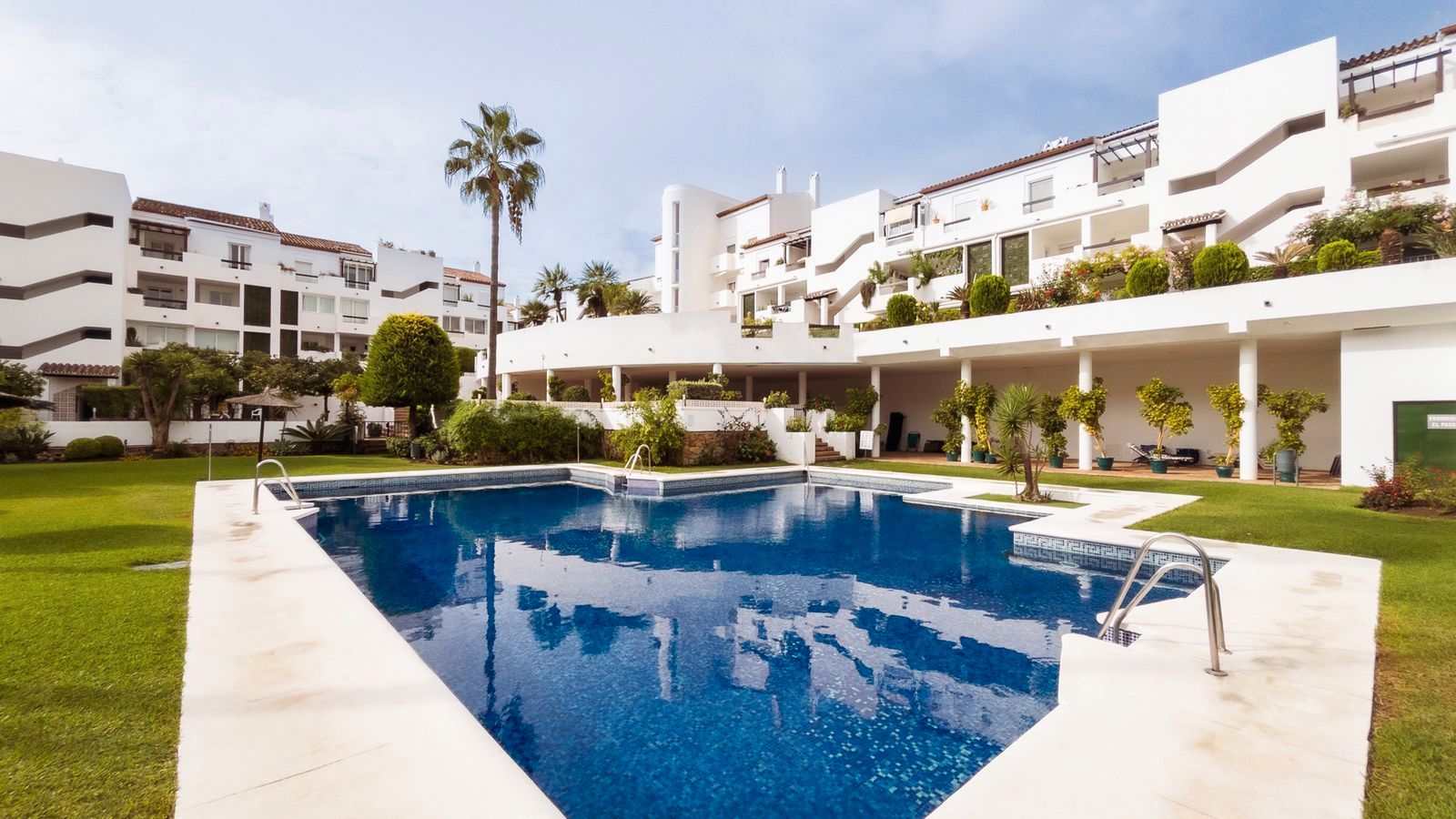 Vista exterior de Àtic en venda en Estepona amb Aire condicionat, Terrassa i Moblat