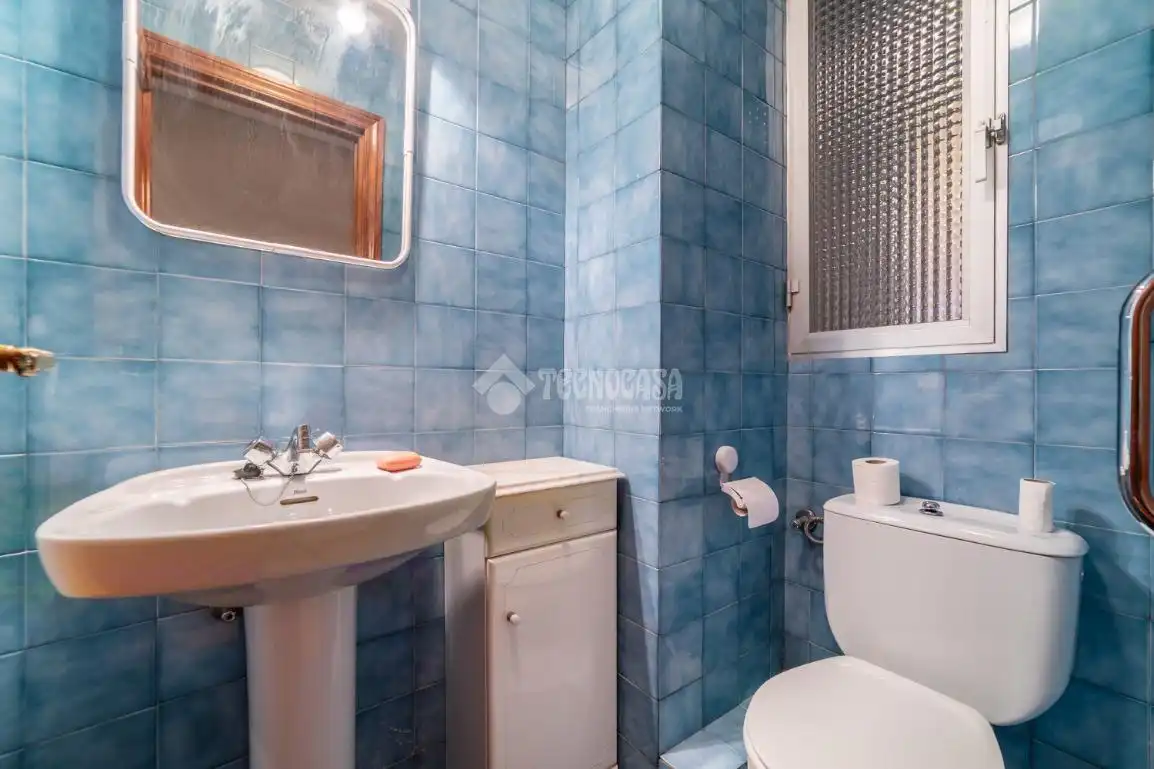 Badezimmer von Wohnung zum Verkauf in Madrid mit Parkett