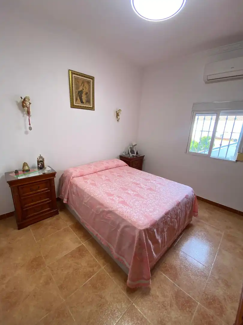 Dormitori de Casa adosada en venda en Mairena del Aljarafe amb Jardí privat