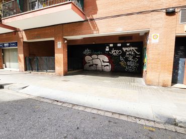 Moto in affitto a Carrer de Josep Sangenís 25