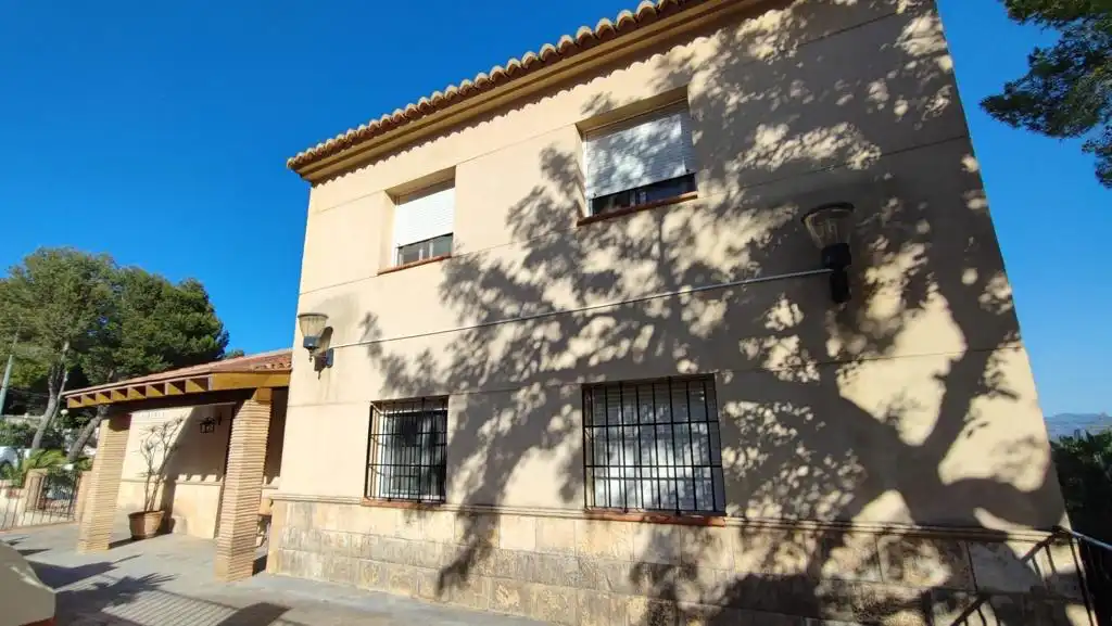 Vista exterior de Casa o chalet en venta en Oliva con Jardín privado, Terraza y Amueblado