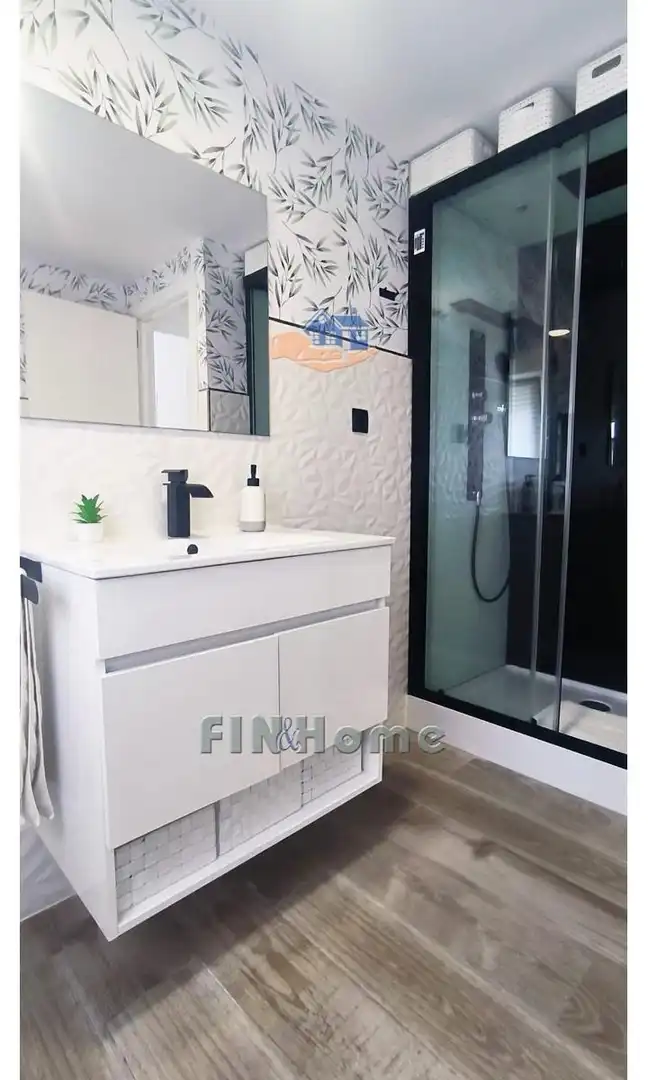 Bathroom of Flat for sale in Sevilla  with Air Conditioner, Heating and Furnished