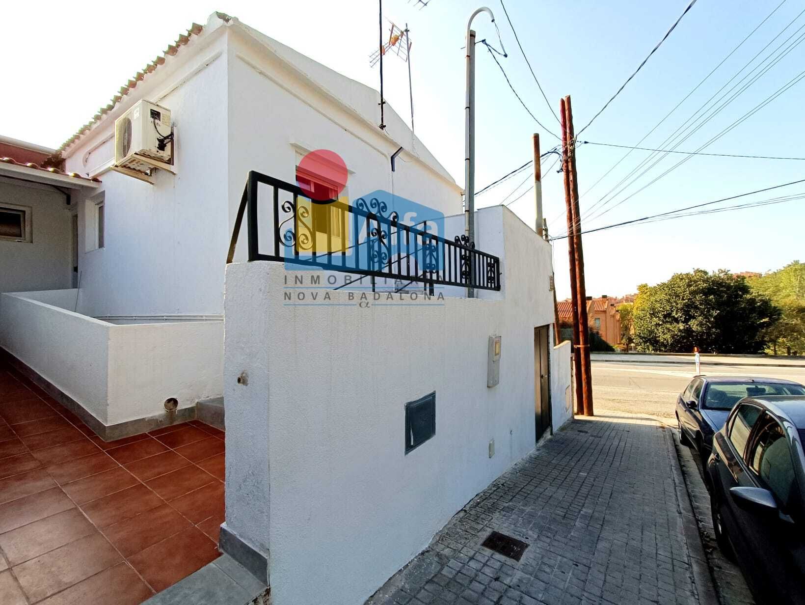 Vista exterior de Casa o xalet en venda en Badalona amb Aire condicionat, Parquet i Terrassa