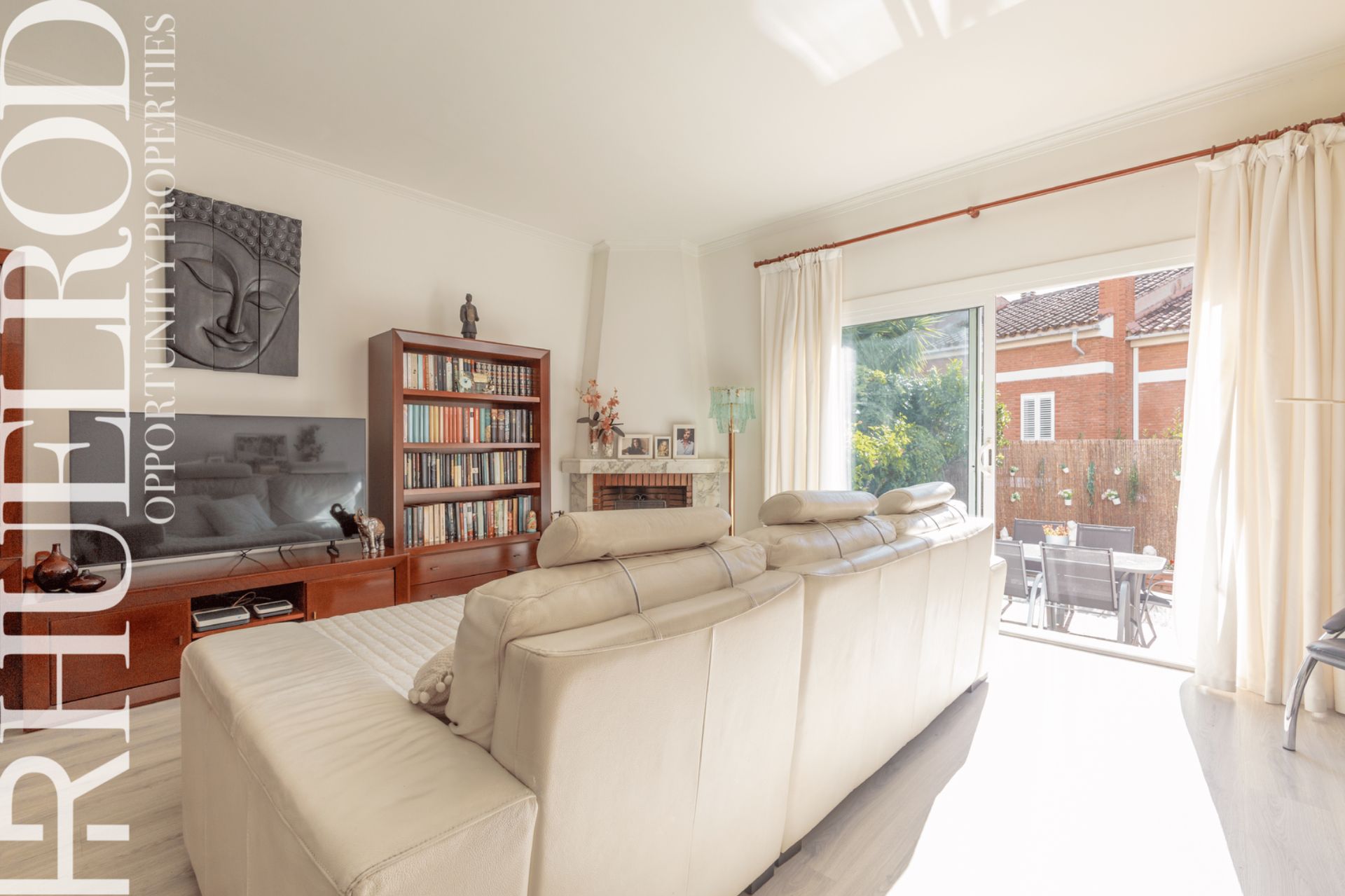 Living room of Single-family semi-detached for sale in El Masnou  with Air Conditioner, Heating and Parquet flooring