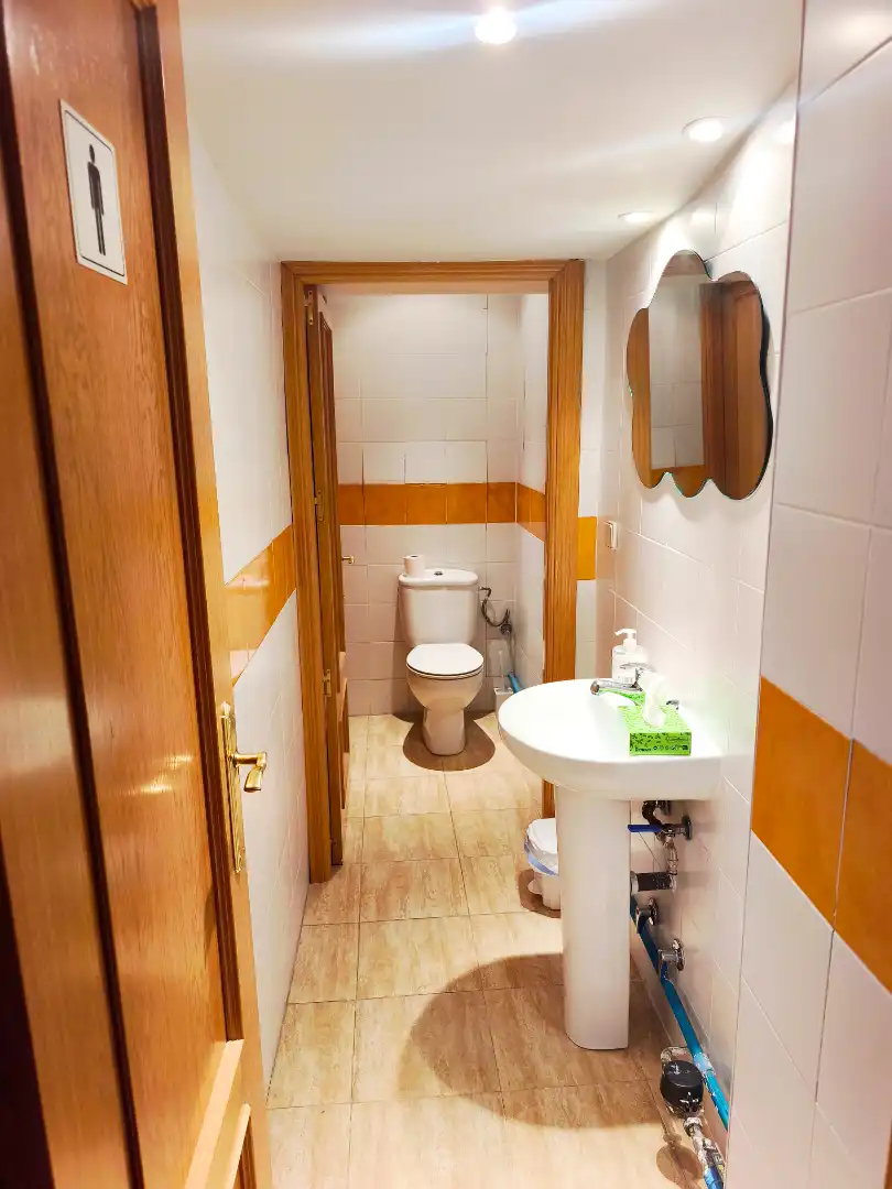 Baño de Local de alquiler en Alcorcón con Aire acondicionado y Amueblado