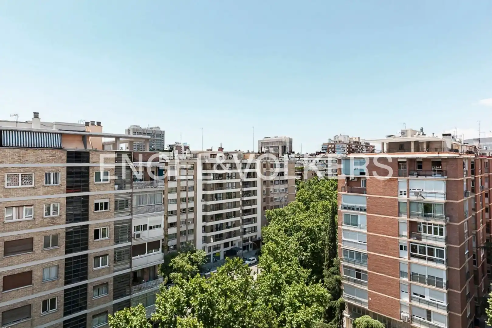 Außenansicht von Wohnung zur Miete in Madrid mit Klimaanlage, Heizung und Privatgarten