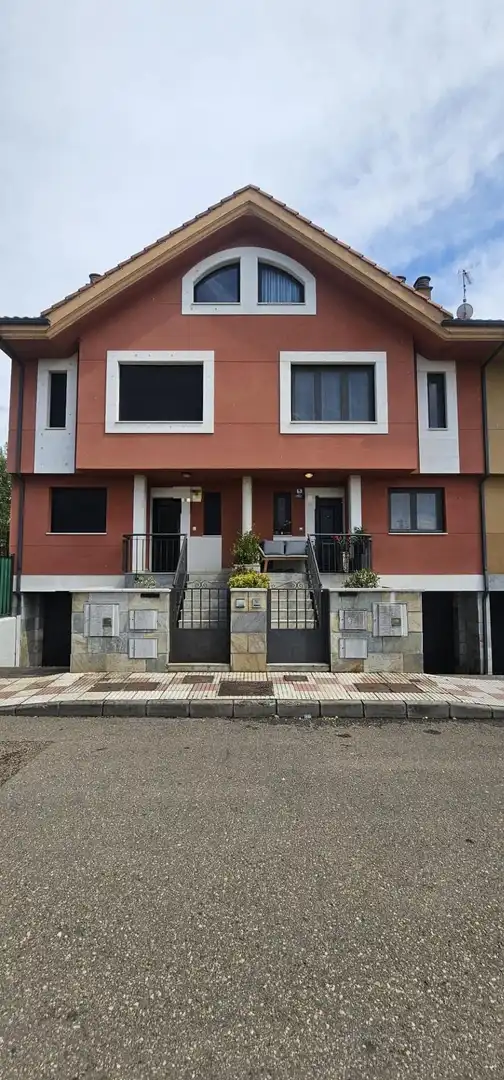 Außenansicht von Einfamilien-Reihenhaus zum Verkauf in Villaquilambre mit Heizung, Privatgarten und Parkett