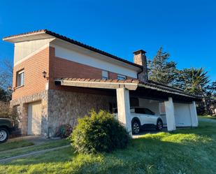 Vista exterior de Casa o xalet en venda en Llanes amb Jardí privat