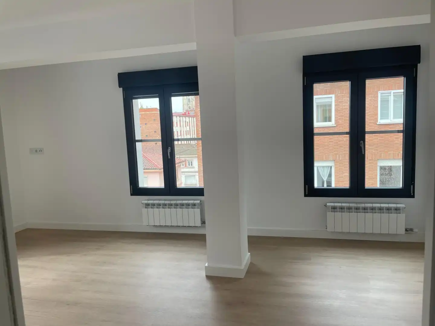 Habitación de Apartamento de alquiler en León Capital  con Calefacción, Parquet y Terraza