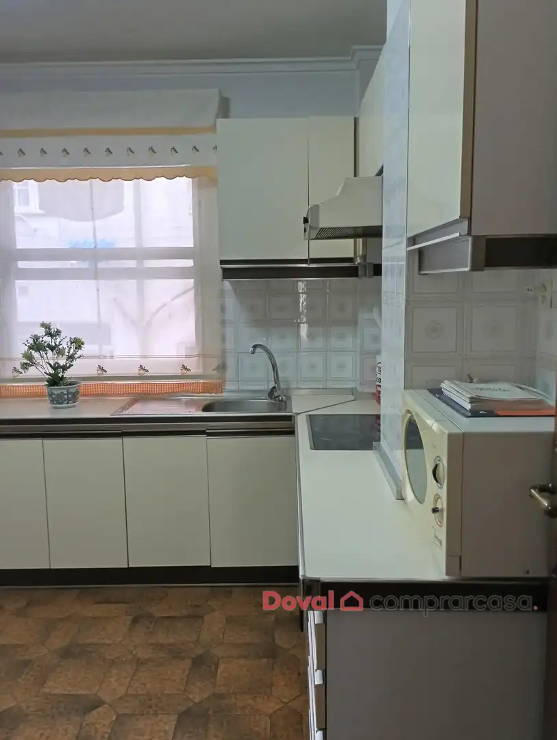 Cocina de Piso de alquiler en Vigo  con Calefacción, Parquet y Amueblado