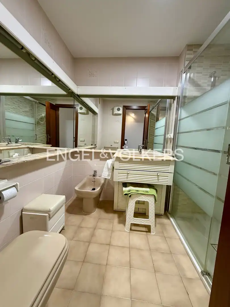 Bathroom of Flat for rent in Valencia  with Air Conditioner, Heating and Balcony