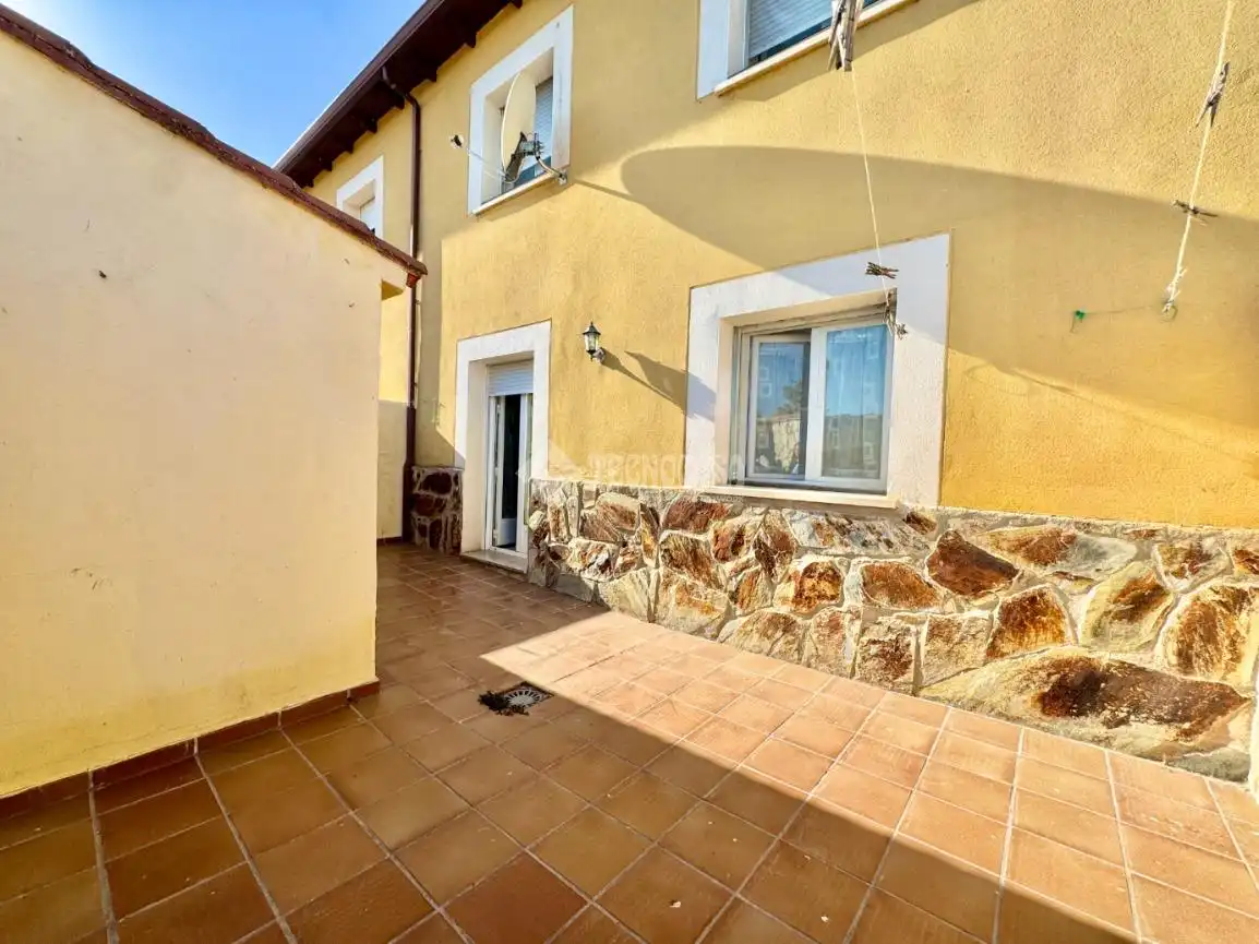 Vista exterior de Casa adosada en venta en Espinosa de Henares con Jardín privado y Trastero