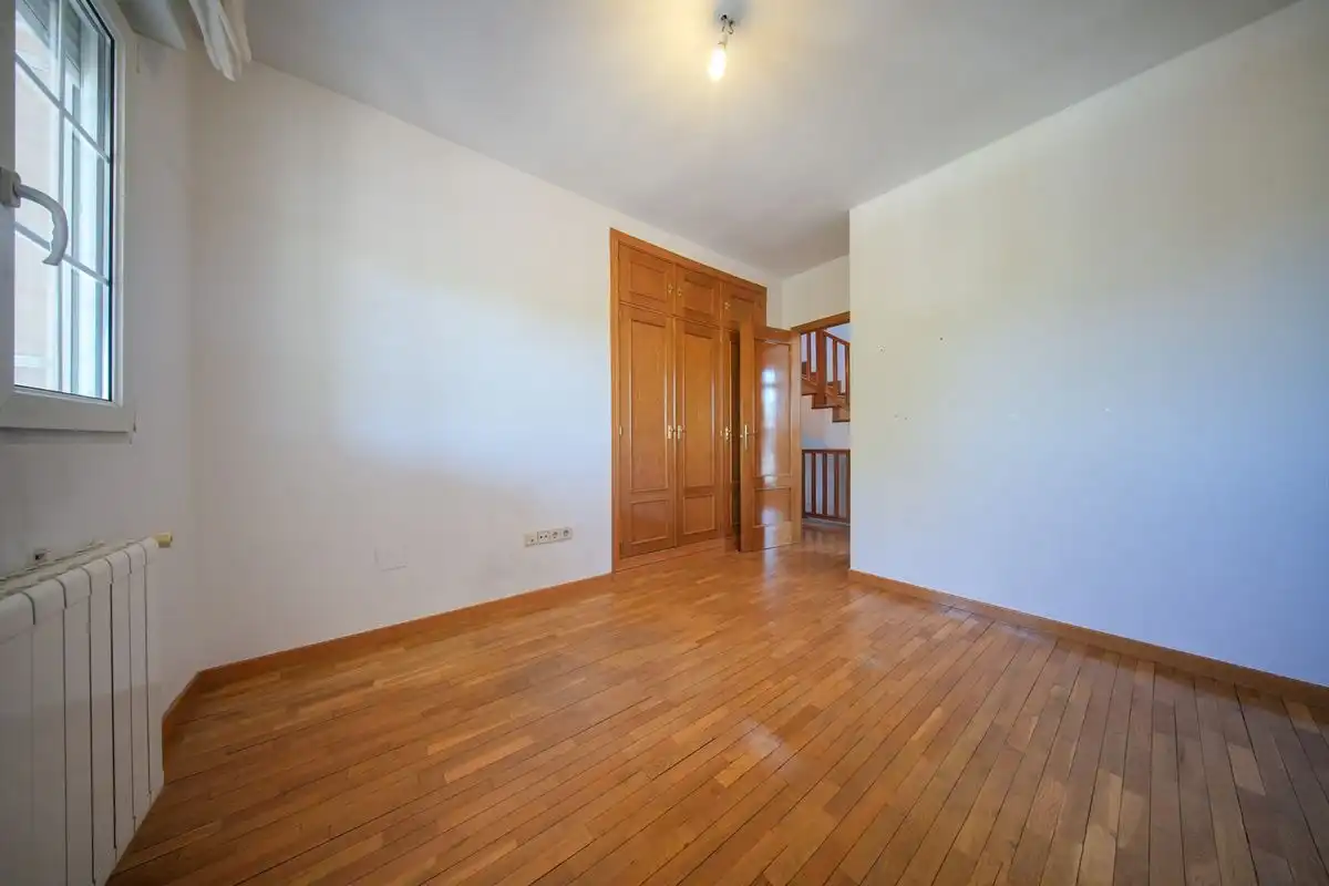 Habitación de Casa adosada en venta en Pozuelo de Alarcón con Aire acondicionado, Calefacción y Jardín privado