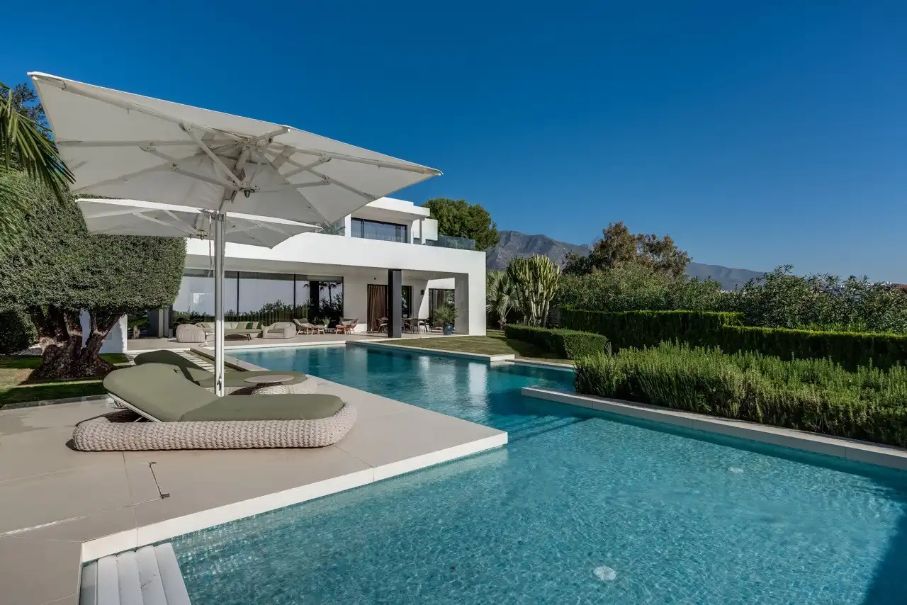 Swimming pool of Houses for sale in Marbella  with Air Conditioner, Heating and Private garden