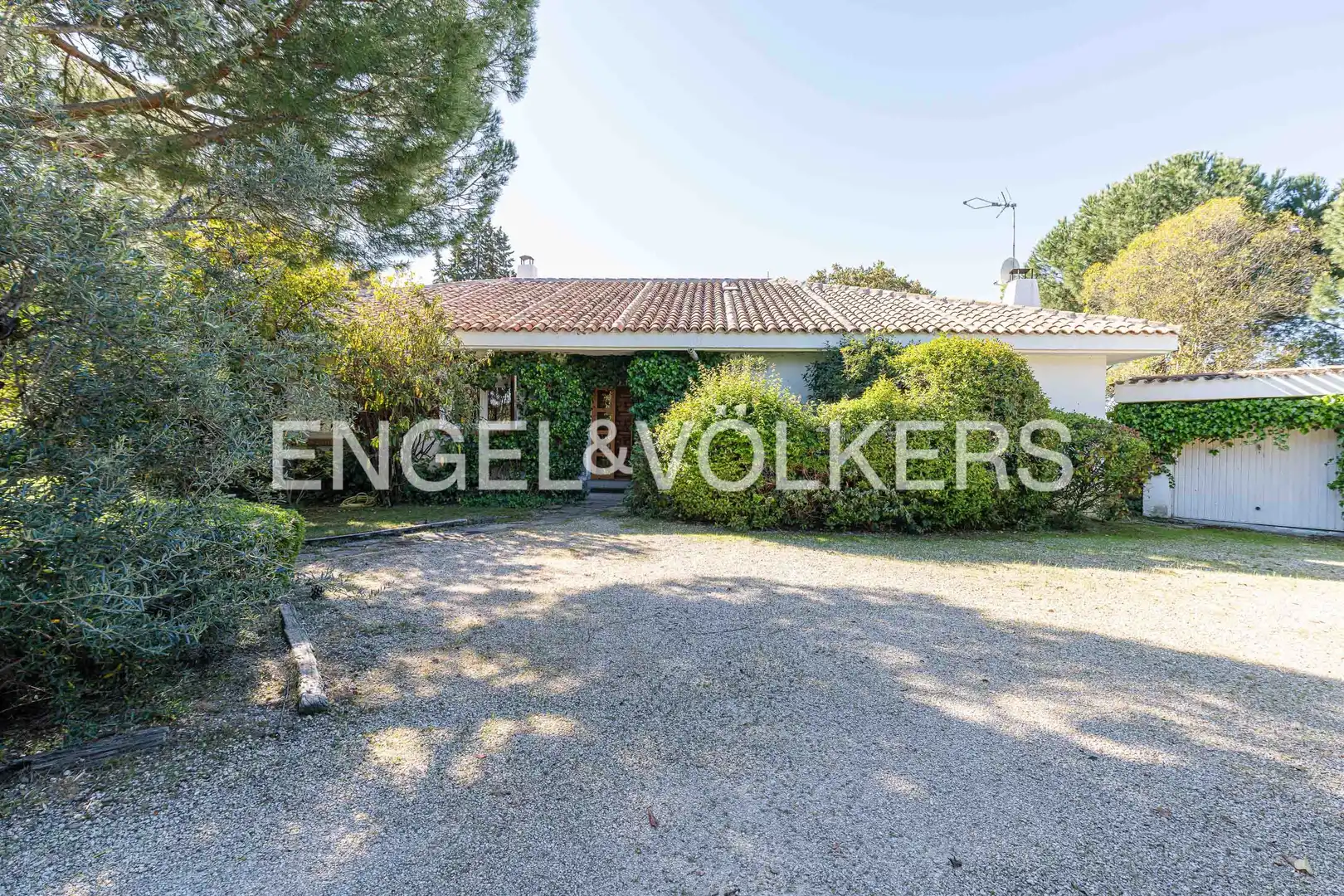 Vista exterior de Casa o xalet en venda en Boadilla del Monte amb Calefacció, Jardí privat i Traster