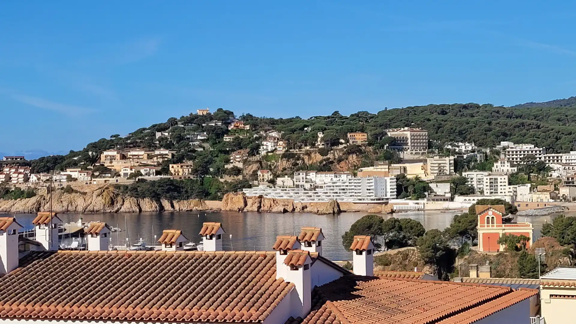 Außenansicht von Einfamilien-Reihenhaus zum Verkauf in Sant Feliu de Guíxols mit Heizung, Terrasse und Möbliert