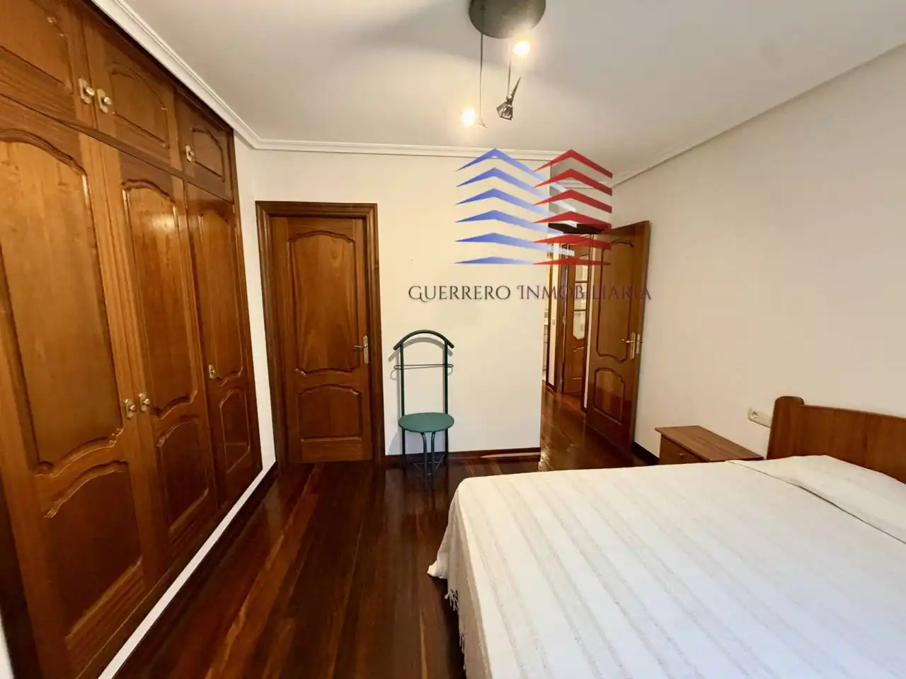 Habitación de Apartamento de alquiler en Ourense Capital  con Calefacción, Parquet y Trastero
