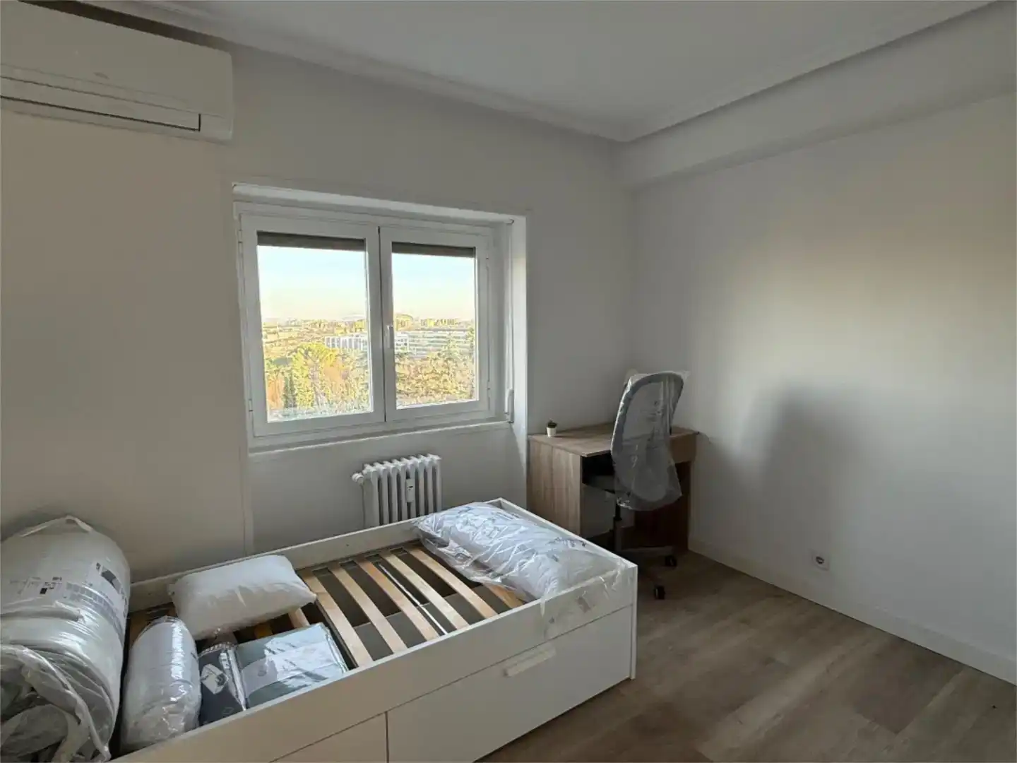 Dormitori de Pis per a compartir en Madrid amb Aire condicionat, Jardí privat i Parquet
